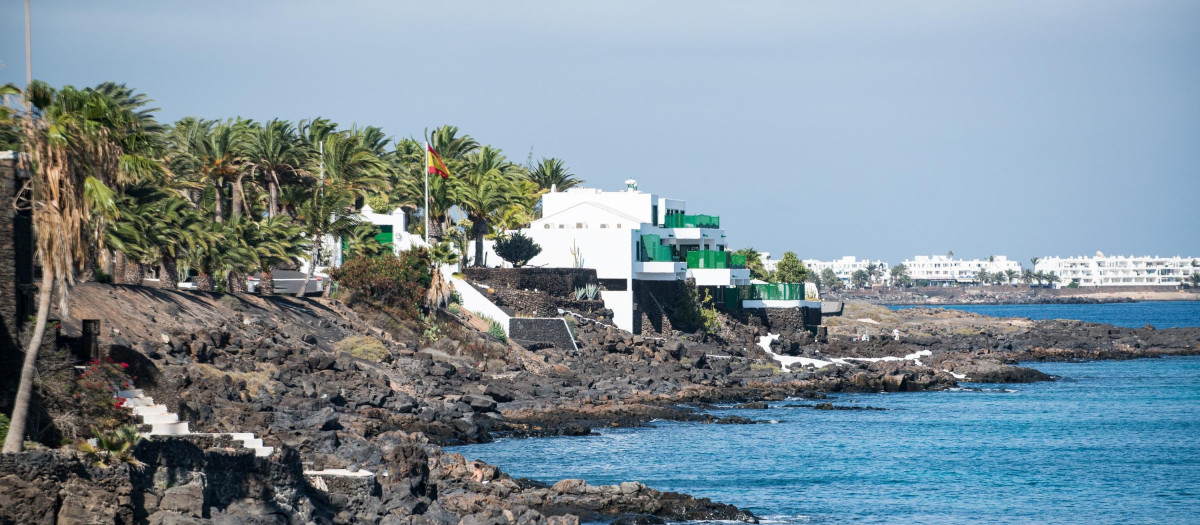 Vistas desde la playa del Palacio de La Mareta, en Lanzarote