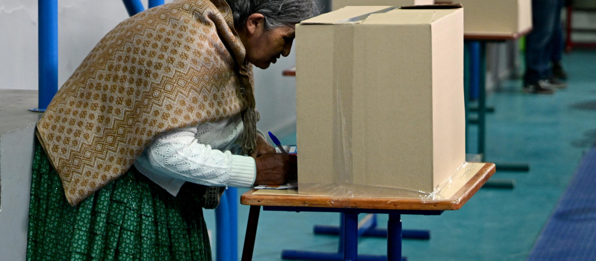Una mujer vota en las elecciones presidenciales de Bolivia 2025