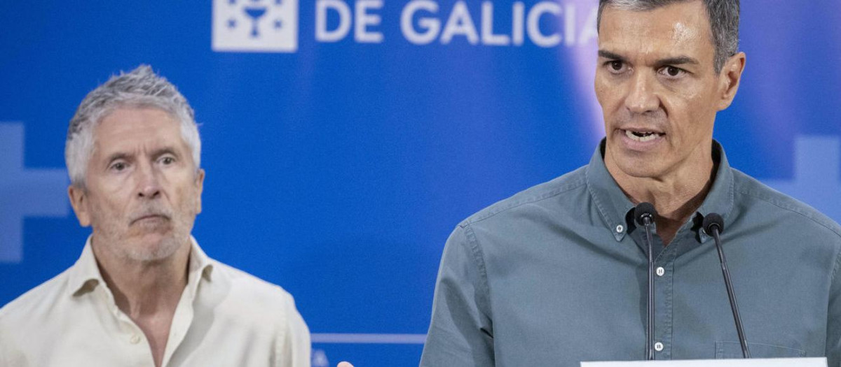 El presidente del Gobierno, Pedro Sánchez (c), el presidente de la Xunta de Galicia, Alfonso Rueda (d), y el ministro del Interior, Fernando Grande-Marlaska (i)