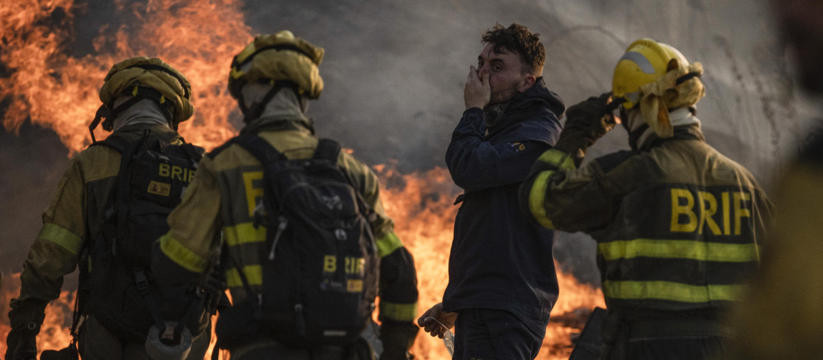 Bomberos durante las labores de extinción del incendio de Monterrei (Ourense)
