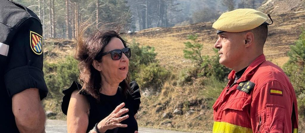 La ministra de Defensa, Margarita Robles, durante su visita a los efectivos de la Unidad Militar de Emergencias, a 16 de agosto de 2025 en Orense