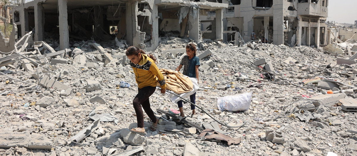 Unos niños caminan por la devastada franja de Gaza