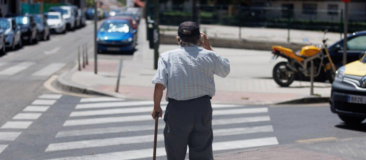 24/07/2023 Un hombre mayor pasea apoyándose en un bastón, a 24 de julio de 2023, en Madrid (España). La población mayor de 64 años en España está por encima del 20% del total y supera al grupo de personas menor de 20 años, lo que produce un "creciente desequilibrio" entre el tamaño de las generaciones de mayor y de menor edad, según un análisis realizado por la Fundación de las Cajas de Ahorro (Funcas). Este desequilibrio plantea un desafío a la solidaridad intergeneracional.  Hoy día las generaciones mayores son las que absorben más parte de la renta nacional. Además su peso demográfico las convierte en actores determinantes de los resultados electorales. Según datos facilitados por el Instituto Nacional de Estadística, a fecha 1 de enero de 2022, la población mayor de 64 años en España ascendía a 9,5 millones de personas.
POLITICA 
Eduardo Parra - Europa Press