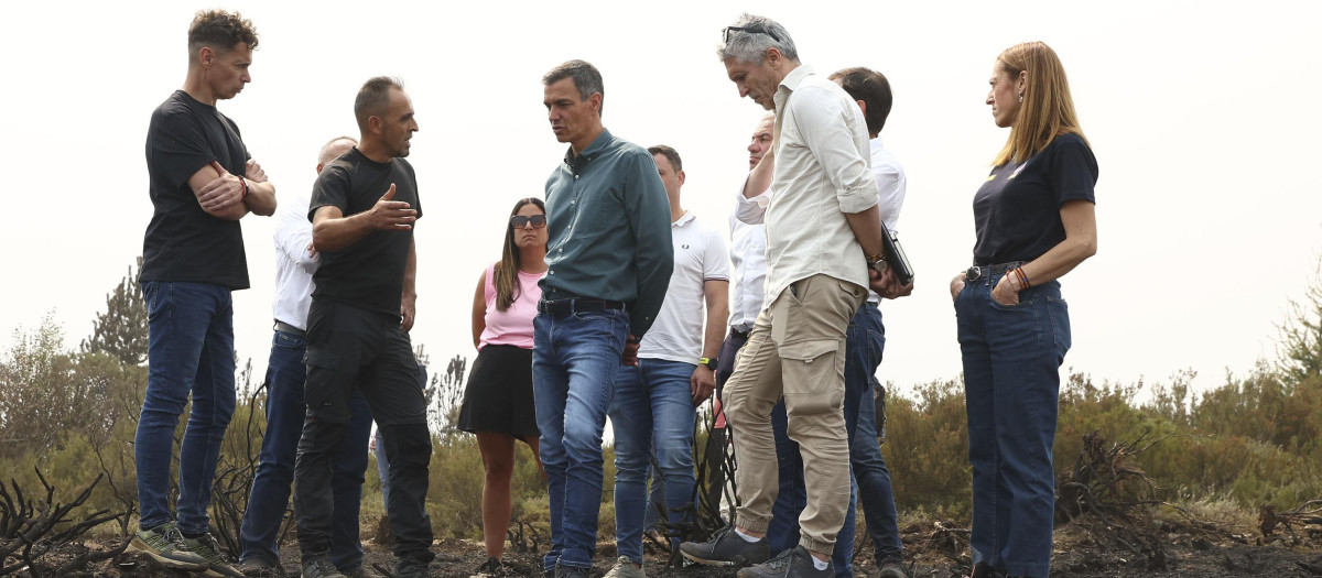 Sánchez visitando la zona afectada por el incendio en Villablino (León)