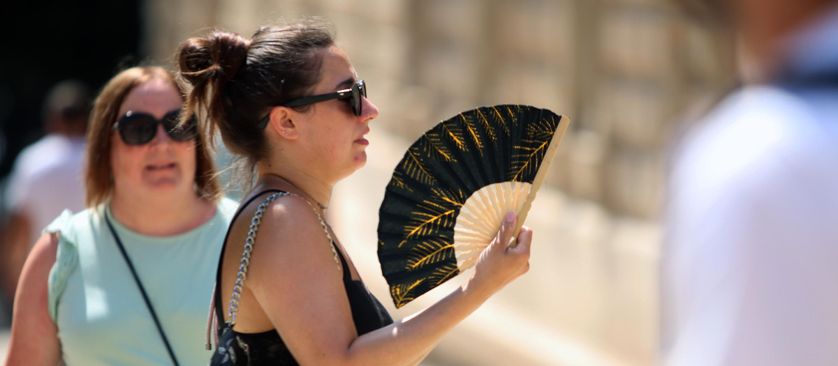 Viandantes soportando las altas temperaturas estos días por las calles de Málaga