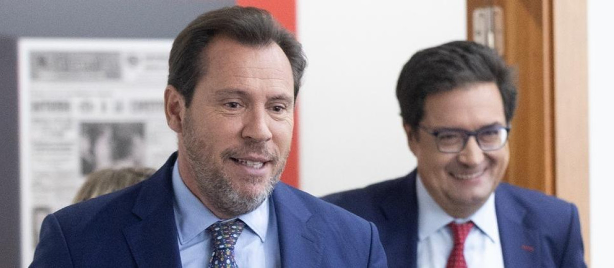 El ministro de Transportes y Movilidad Sostenible, Óscar Puente (i), y el ministro de Transformación Digital y Función Pública, Óscar López