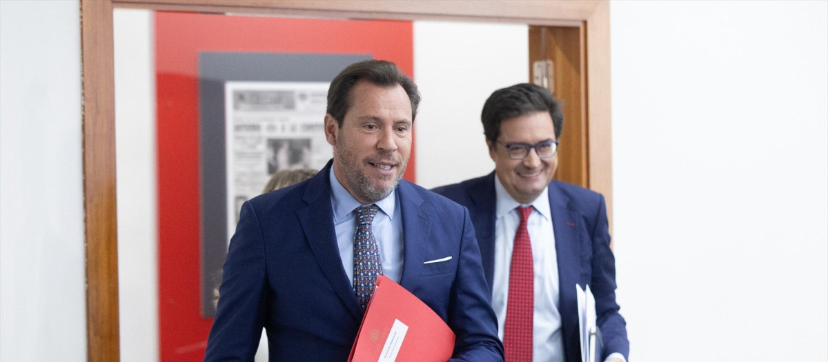 El ministro de Transportes y Movilidad Sostenible, Óscar Puente (i), y el ministro de Transformación Digital y Función Pública, Óscar López
