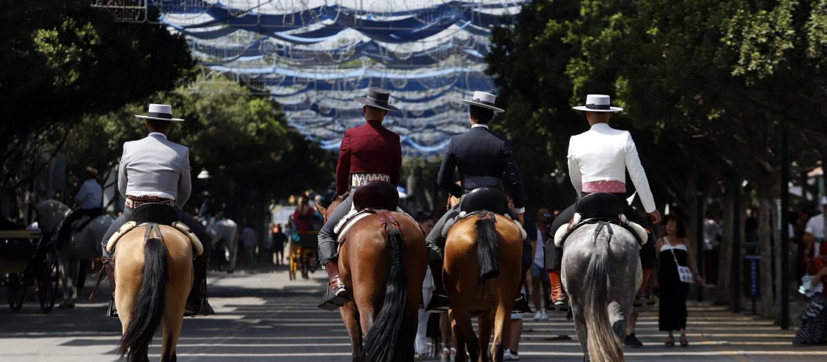 Paseos de enganches y caballos recorren el Cortijo de Torres de la Feria de Málaga