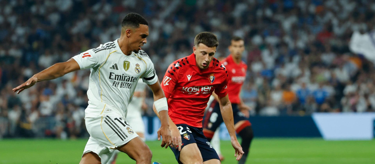 Alexander Arnold y Abel Bretones pelean por un balón en el Real Madrid - Osasuna