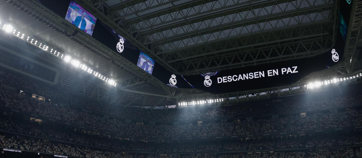 Los jugadores del Real Madrid y de Osasuna guardan un minuto de silencia por los socios fallecidos en la temporada pasada, por los fallecidos en los incendios forestales y por Javier Lambán