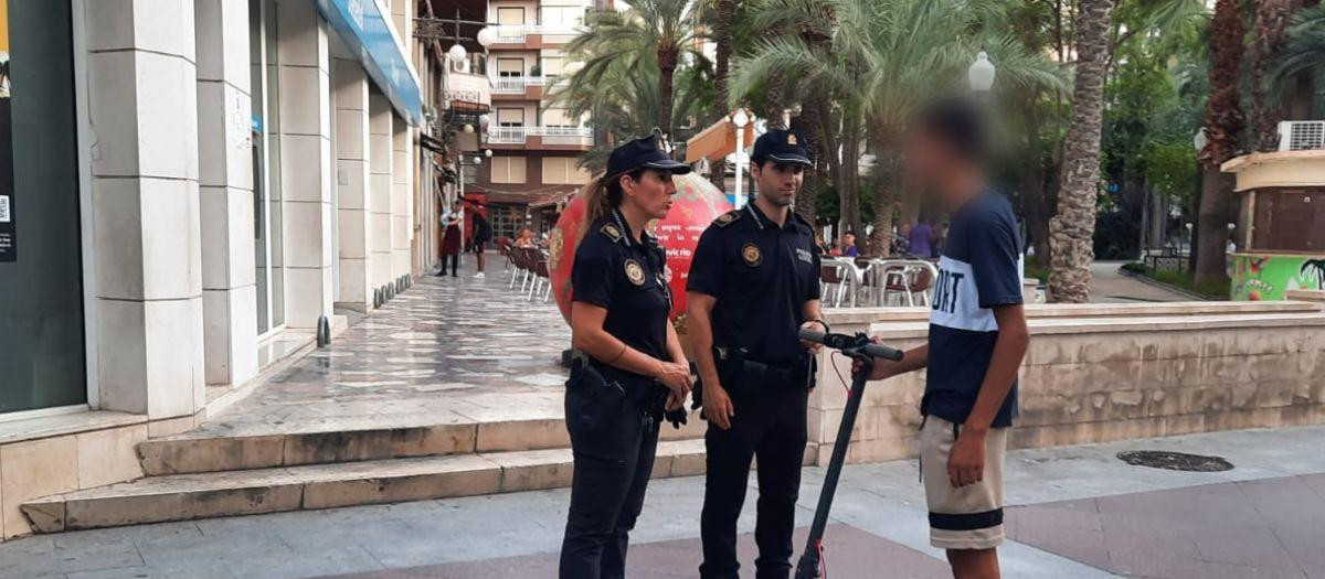 Imagen de un control policial a un conductor de patinete eléctrico.