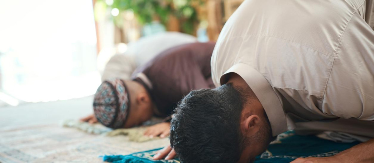 Dos hombres islamistas rezando