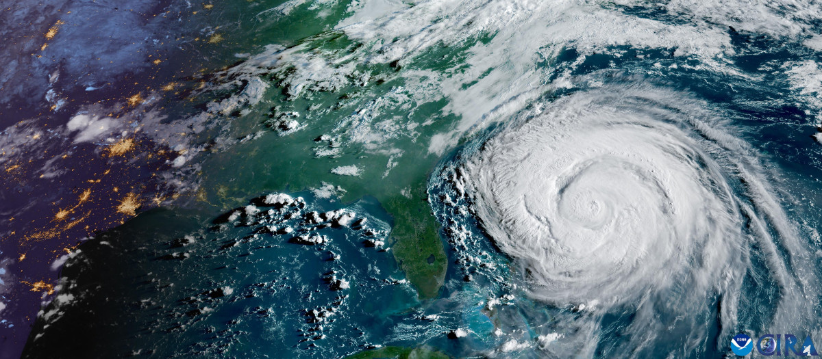 Esta imagen satelital, proporcionada por la Administración Nacional Oceánica y Atmosférica (NOAA), muestra al huracán Erin acercándose a la costa este de EE.UU.