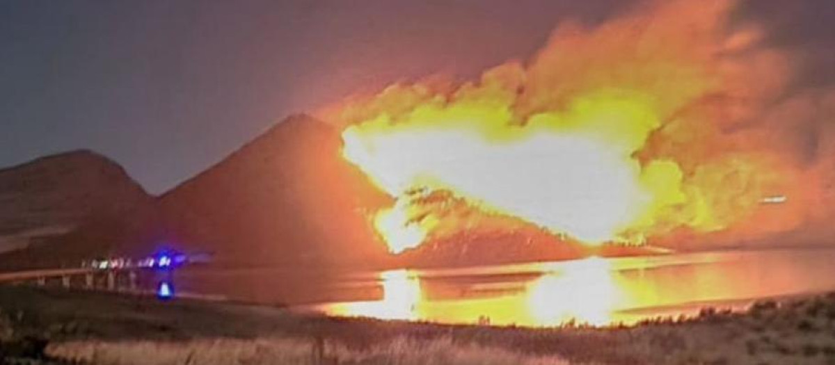 Imagen de la rotonda en pleno incendio