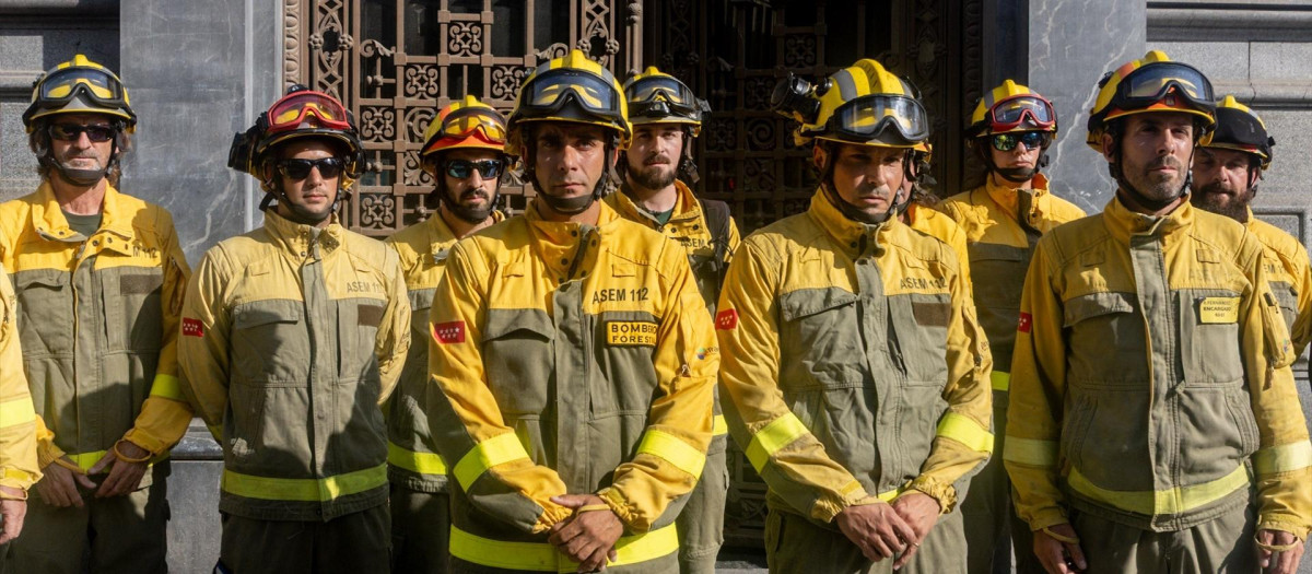 Varios bomberos forestales frente a la Conserjería de Medio Ambiente, Agricultura e Interior de Madrid, en una imagen de archivo