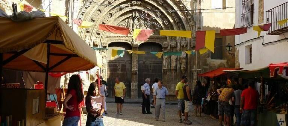Imagen de archivo del mercado medieval de Requena.