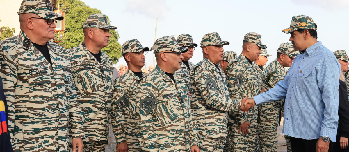 Maduro saludando a miembros de la Milicia Bolivariana