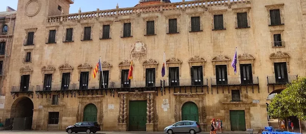 Imagen de la fachada del Ayuntamiento de Alicante