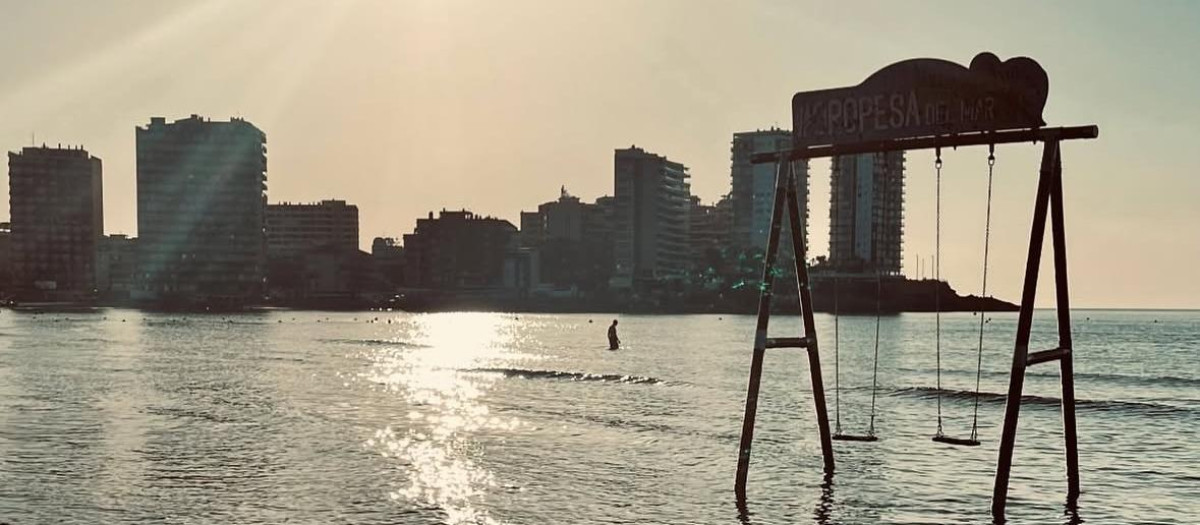 Imagen del columpio en la playa de Oropesa
