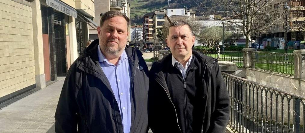 El líder de ERC, Oriol Junqueras, y el coordinador general de Bildu, Arnaldo Otegi