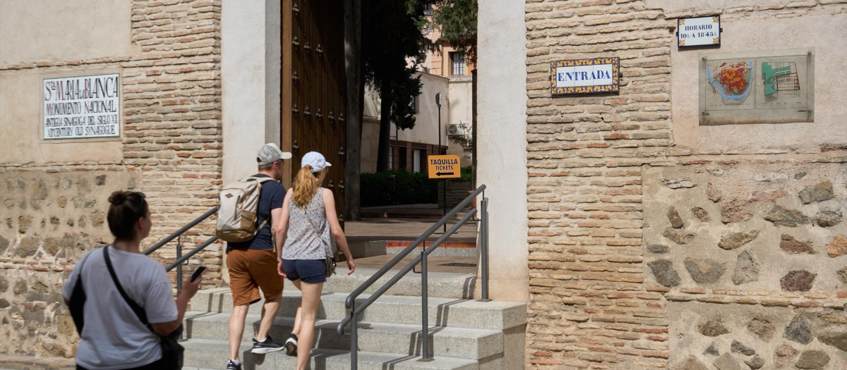 (Foto de ARCHIVO)
Turistas, turismo, Casco Histórico Toledo, Sinagoga Santa María La Blanca

EUROPA PRESS/REY SOTOLONGO
09/5/2023