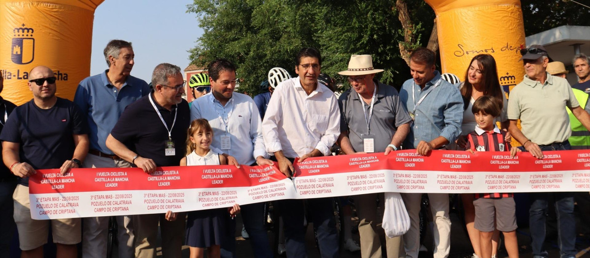 El vicepresidente segundo, José Manuel Caballero, ha asistido a la salida de la tercera etapa en Pozuelo de Calatrava.

REMITIDA / HANDOUT por JCCM
Fotografía remitida a medios de comunicación exclusivamente para ilustrar la noticia a la que hace referencia la imagen, y citando la procedencia de la imagen en la firma
22/8/2025