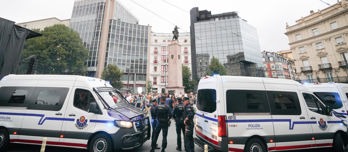 Varios agentes de la Ertzaintza durante el comienzo de la Semana Grande de Bilbao 2024