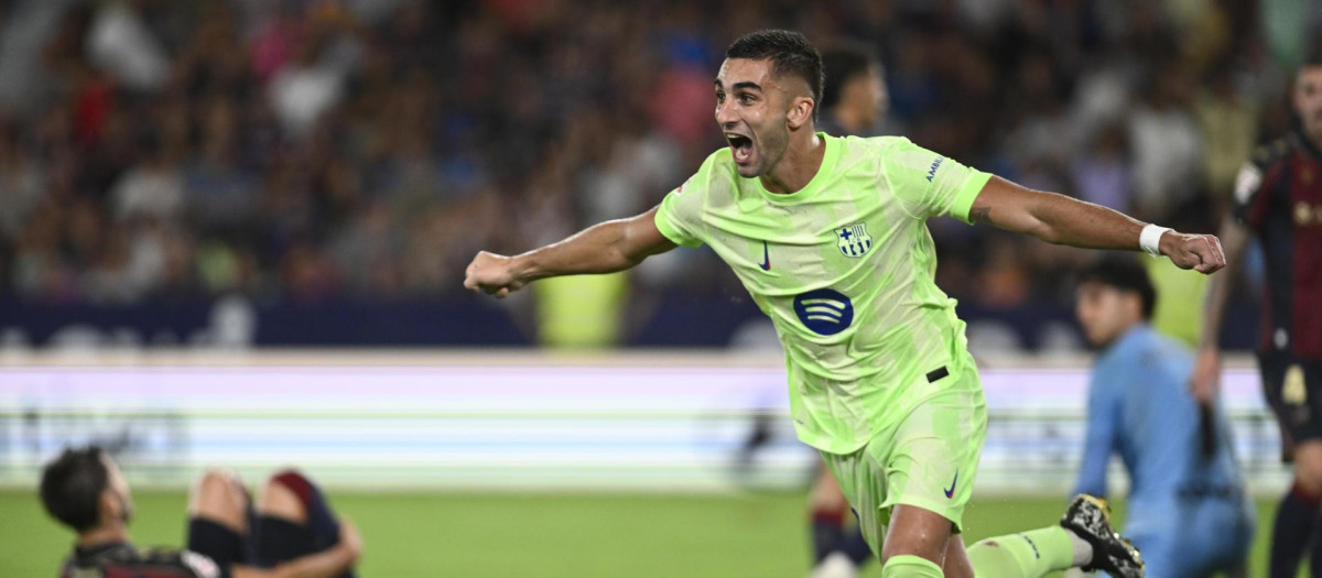 Ferran Torres celebra el 2-3 del Barcelona en el Ciutat de València