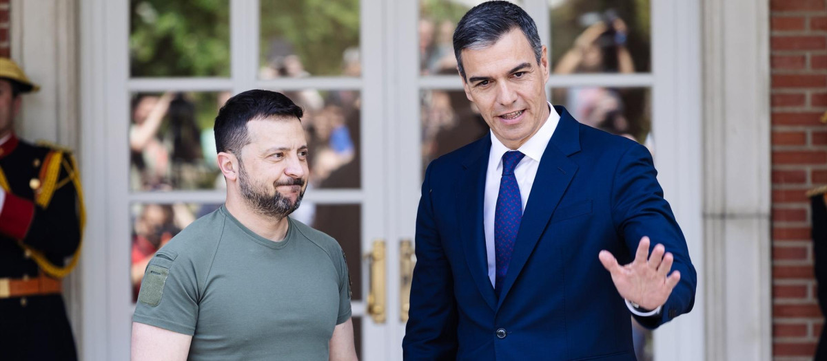 El presidente de Ucrania, Volodimir Zelenski (i) y el presidente del Gobierno, Pedro Sánchez
