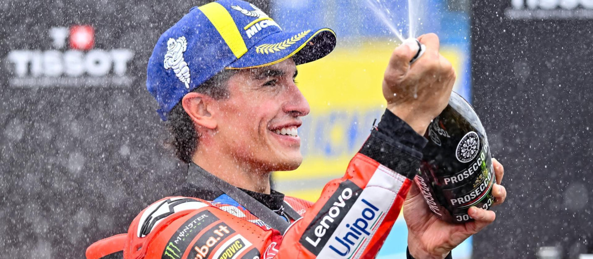 Marc Marquez festeja la victoria en el Gran Premio de Hungría