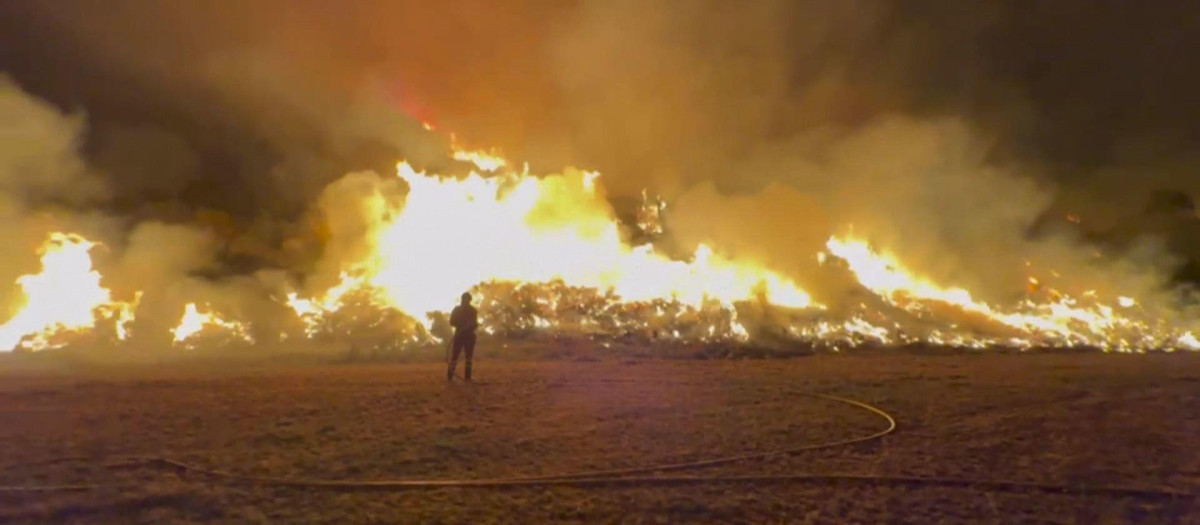 Imagen facilitada de los trabajos de extinción del incendio de Barniedo, en León