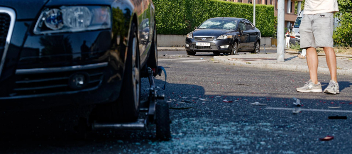 Vehículos dañados en la reyerta entre dos familias que en la noche de ayer jueves se saldó con un muerto y tres heridos en un barrio de Ávila