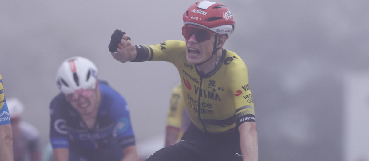 El ciclista danés Jonas Vingegaard (Visma-Lease a Bike) celebra su victoria en la segunda etapa de la Vuelta a España