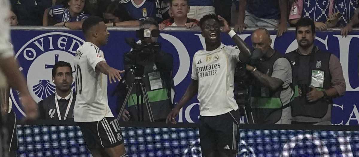 El delantero del Real Madrid Vinicius Junior (d) celebra tras marcar el tercer gol