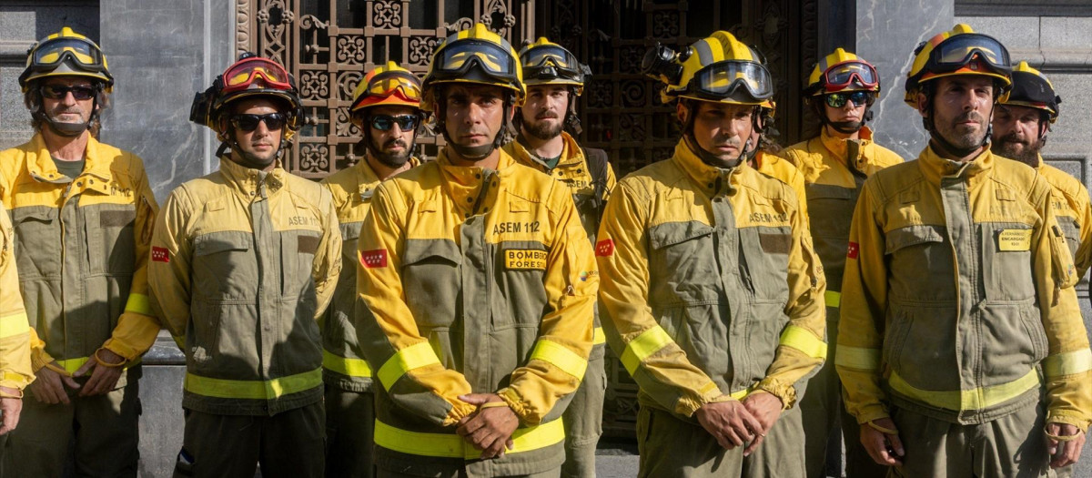 Varios Bomberos Forestales de la Comunidad, frente a la Conserjería de Medio Ambiente, Agricultura e Interior, en una imagen de archivo
