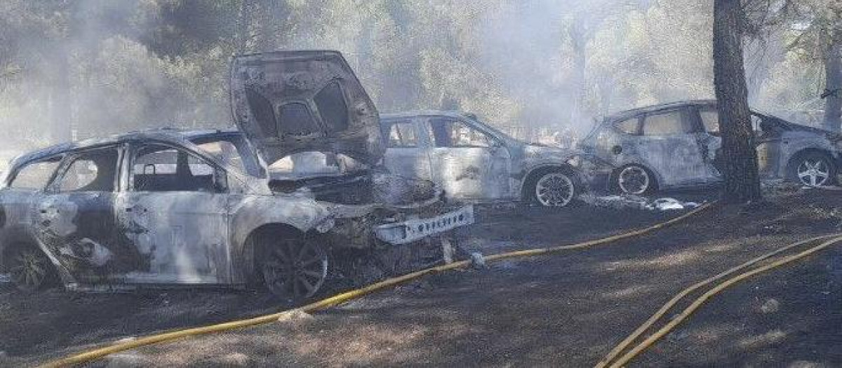 Varios coches calcinados en el incendio del parking de la ermita de San Martín de Valdeiglesias