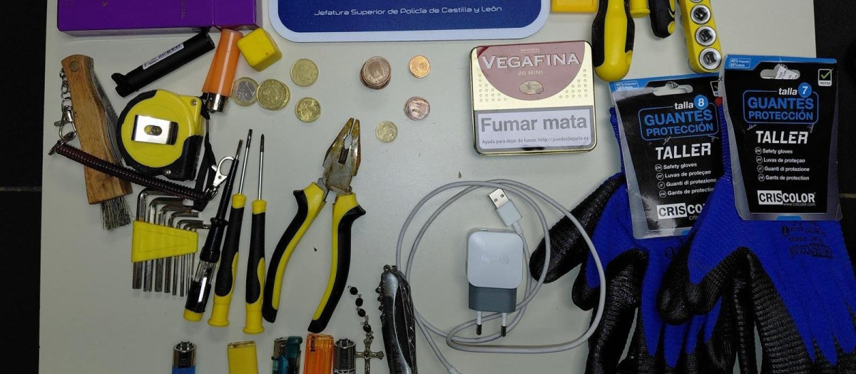 Objetos robados en vehículos y útiles para cometer los hechos intervenidos por la Policía.

REMITIDA / HANDOUT por POLICÍA NACIONAL
Fotografía remitida a medios de comunicación exclusivamente para ilustrar la noticia a la que hace referencia la imagen, y citando la procedencia de la imagen en la firma
25/8/2025