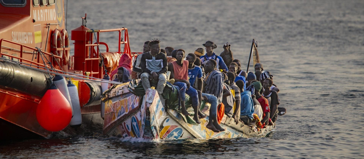 Decenas de migrantes rescatados por Salvamento Marítimo cerca del Puerto de la Restinga, en El Hierro