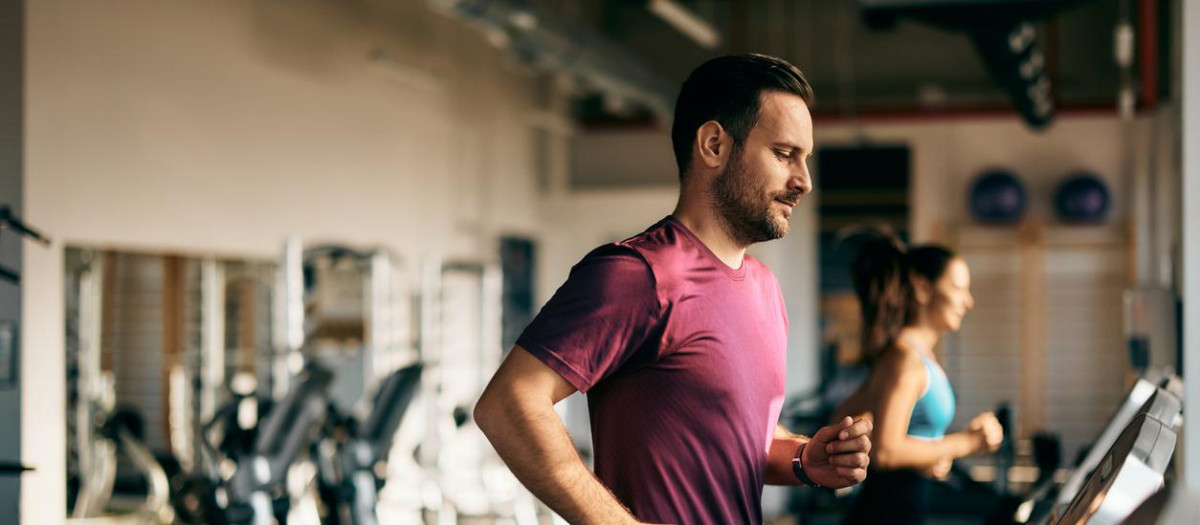 Un hombre y una mujer hacen deporte en el gimnasio