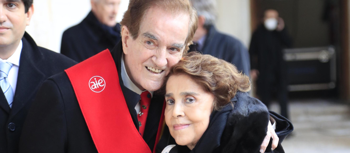 Singer Manuel de la Calva, (Duo Dinamico) during the honorary members ceremony of the University Cloister of the Arts / Claustro Universitario de las Artes in Madrid on Wednesday, 24 November 2021.