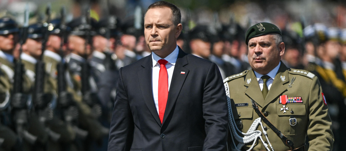 Karol Nawrocki, presidente de Polinia, durante un desfile militar en Varsovia