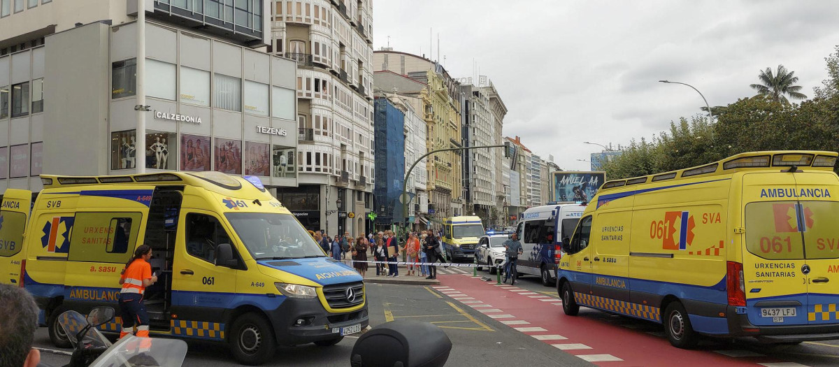 Imagen del accidente que ha tenido lugar este mediodía en una céntrica calle de La Coruña
