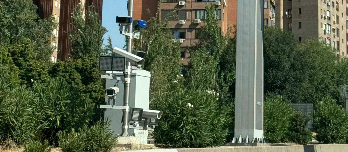 La torre tiene casi una decena de cámaras y radares