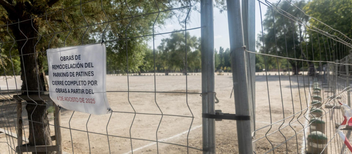 Aparcamiento gratuito cerrado junto al lago de la Casa de Campo