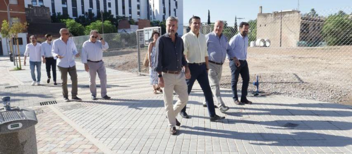 El alcalde y el delegado de Urbanismo pasean en la parte ya terminada