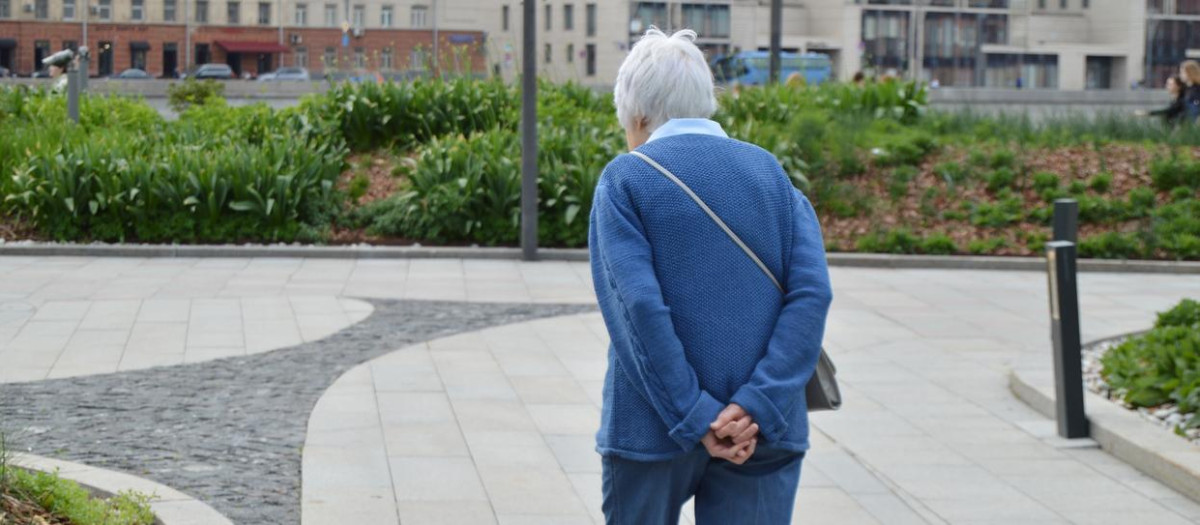 Caminar con las manos en la espalda