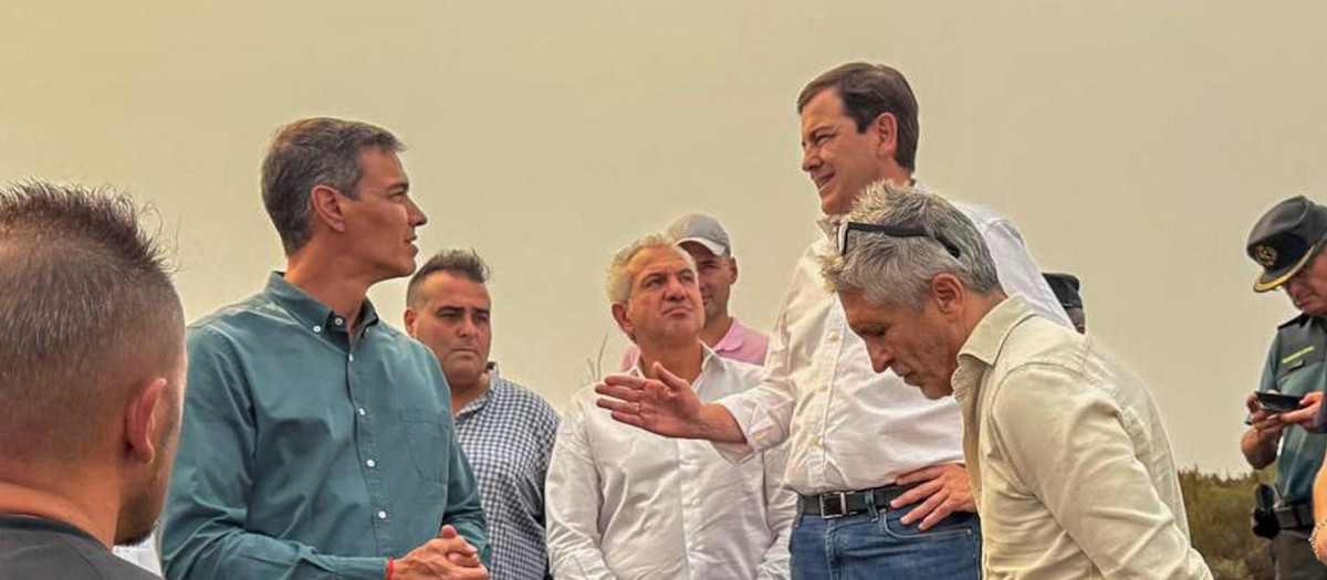 El presidente del Gobierno, Pedro Sánchez, visita las zonas afectadas por los incendios en Villablino (León)