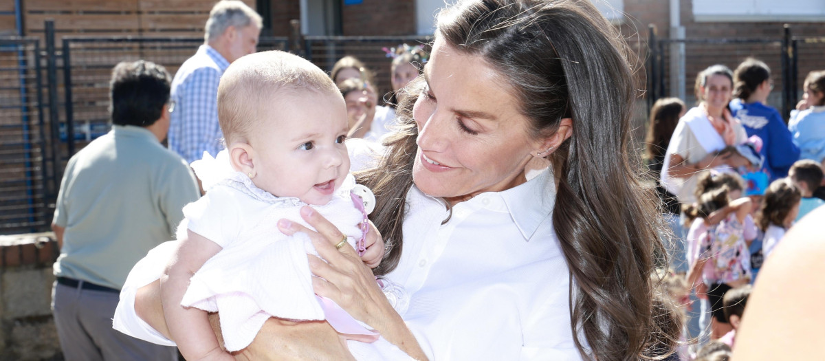 La Reina Letizia con un bebé en su visita a Verín