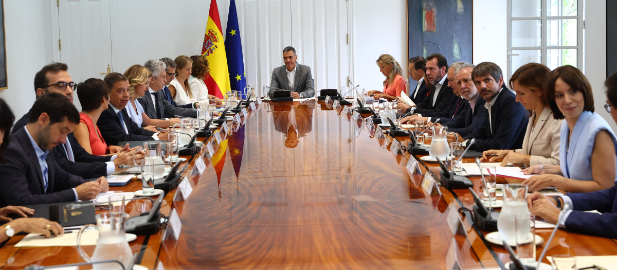 Sánchez y su Gobierno, en el Consejo de Ministros del 26 de agosto