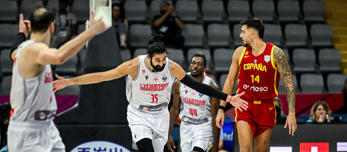Goga Bitadze celebra una canasta en el partido ante España